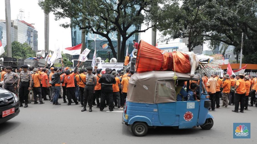 Para pekerja di perusahaan BUMN dan anak perusahaan BUMN menggelar aksi unjuk rasa di Kantor Menteri BUMN,