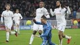 Ronaldo terjatuh setelah beradu badan dengan bek Lyon, Jason Denayer. (AP Photo/Laurent Cipriani)