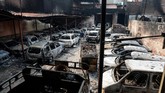 Sehari usai bentrokan, Rabu (26/2) warga mulai membersihkan kerusakan di dalam masjid, termasuk Alquran yang dibakar massa. (Photo by Sajjad HUSSAIN / AFP)