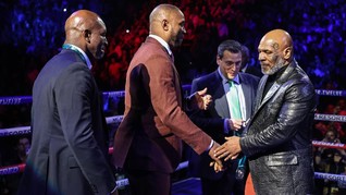 Mike Tyson Dorong Fan di Duel Wilder vs Tyson Fury