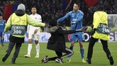 Laga yang melibatkan Ronaldo kembali diwarnai kehadiran penyusup ke tengah lapangan. (AP Photo/Laurent Cipriani)