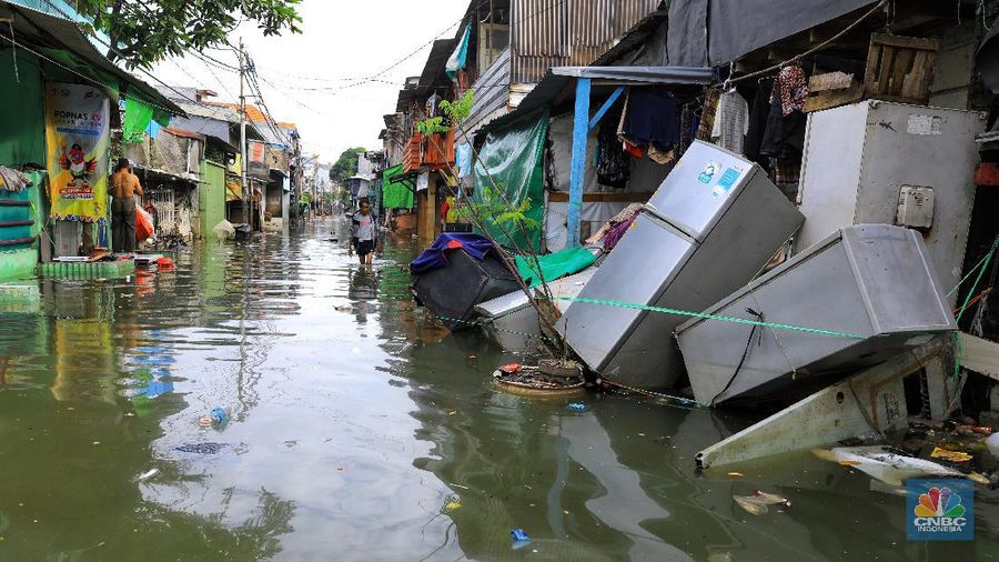 Banjir di Teluk Gong sudah melanda sejak Selasa dan hingga kini ketinggian banjir sekitar 40 hingga 50 cm.