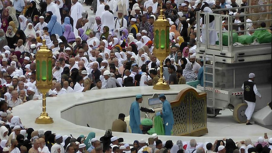 Pemerintah Arab Saudi melakukan pelarangan sementara masyarakat yang ingin melakukan ibadah umroh.