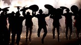 Para musisi unjuk gigi dalam Carnival di Oruro, Bolivia. Festival ini melibatkan tarian rakyat, kostum, kerajinan dan musik selama 20 jam non-setop. (AP/Juan Karita)