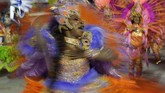 Seorang penari samba unjuk gigi dalam karnaval di Sambadrome, Rio de Janeiro, Brasil. (AP/Leo Correa)
