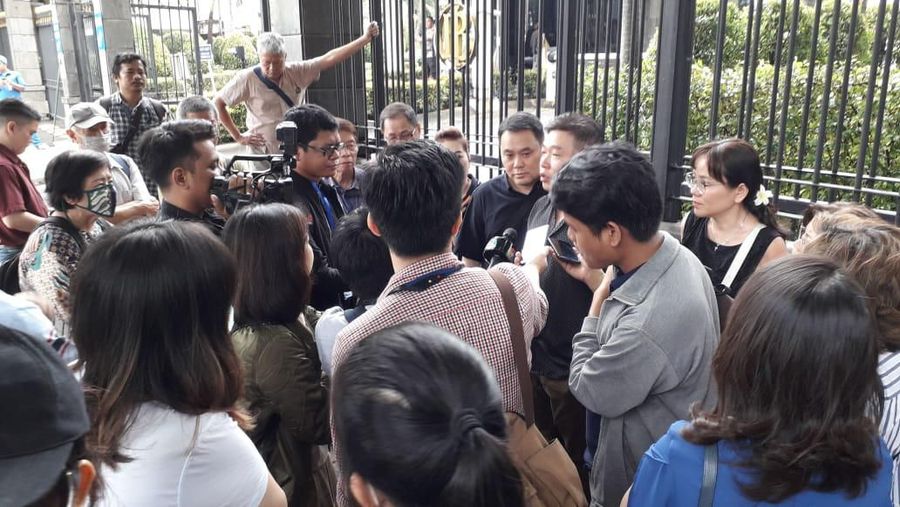 Nasabah Minna Padi di Gedung OJK, Kamis (27/2/2020)/Tri Susilo/CNBC Indonesia