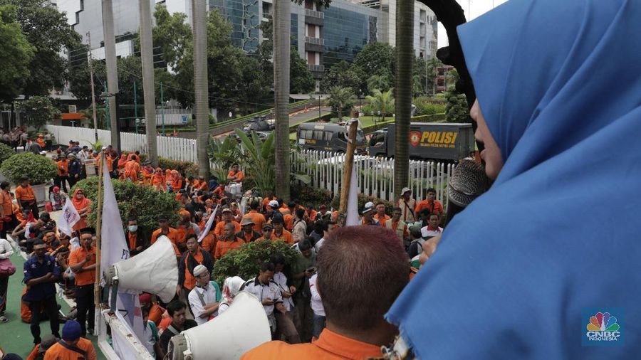 Para pekerja di perusahaan BUMN dan anak perusahaan BUMN menggelar aksi unjuk rasa di Kantor Menteri BUMN,