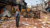 Saksi mata mengatakan petugas kepolisian di lokasi tidak berbuat banyak untuk menghentikan umat Hindu yang menyerang demonstran Muslim. (Photo by Sajjad HUSSAIN / AFP)