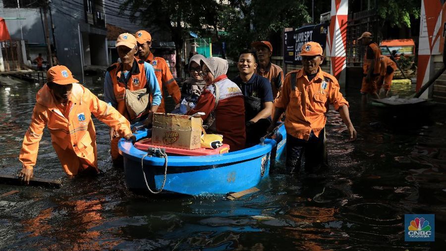 Banjir di Teluk Gong sudah melanda sejak Selasa dan hingga kini ketinggian banjir sekitar 40 hingga 50 cm.