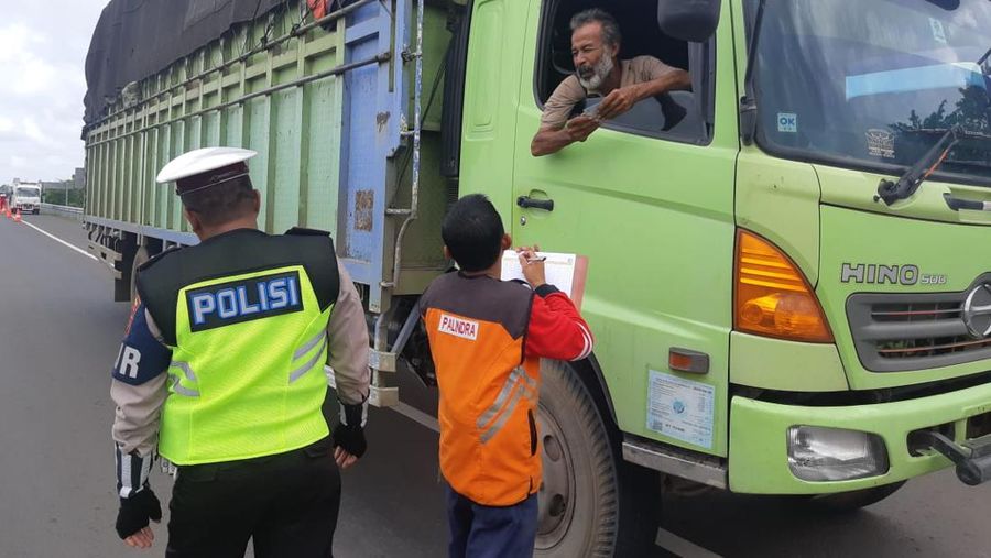 PT Hutama Karya (Persero) (Hutama Karya) akan terus melakukan operasi atas
kendaraan bermuatan lebih yang masuk kedalam kategori Over Dimension dan Over Load
(ODOL).