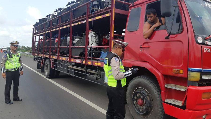 PT Hutama Karya (Persero) (Hutama Karya) akan terus melakukan operasi atas kendaraan bermuatan lebih yang masuk kedalam kategori Over Dimension dan Over Load (ODOL).