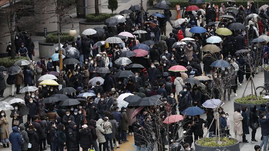 People line up to buy face masks outside a department store in Seoul, South Korea, Friday, Feb. 28, 2020. Countries take harsh containment steps as a new virus spreads. (AP Photo/Lee Jin-man)