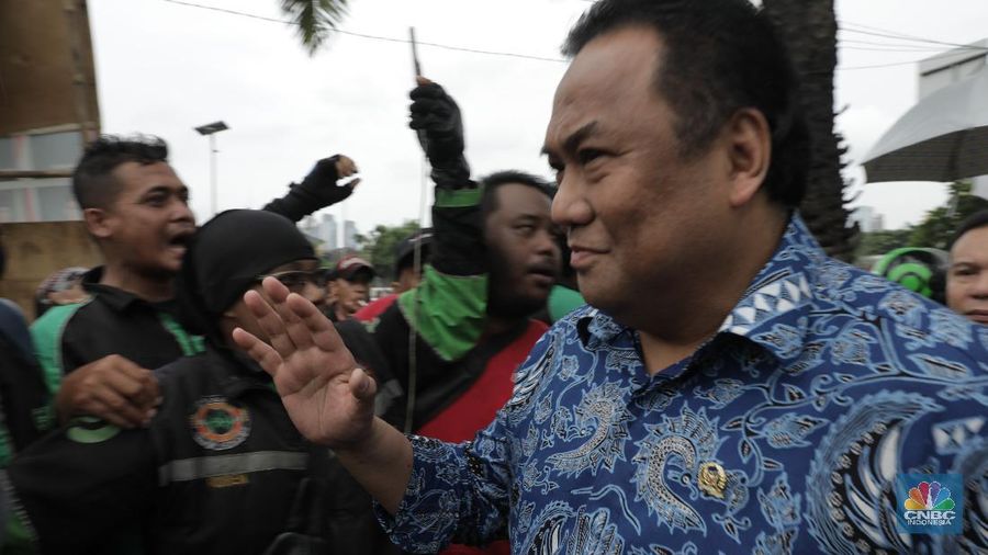Mereka memprotes usulan anggota DPR yang ingin ojol tidak mengangkut penumpang, melainkan hanya mengangkut barang.