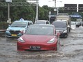 VIDEO: 'Membelah' Jakarta dengan Mobil Listrik Tesla Model 3