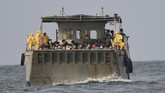 Landing Craft Utility (LCU) KRI dr Soeharso mengangkut 188 WNI ABK World Dream untuk diobservasi di Pulau Sebaru Kecil, Kepulauan Seribu, Jakarta, Jumat (28/2). (ANTARA FOTO/Akbar Nugroho Gumay/nz)
