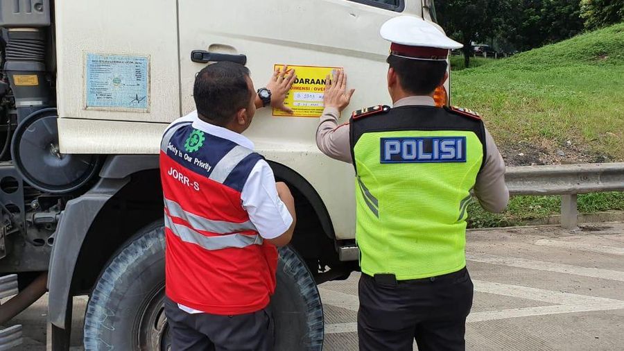 PT Hutama Karya (Persero) (Hutama Karya) akan terus melakukan operasi atas
kendaraan bermuatan lebih yang masuk kedalam kategori Over Dimension dan Over Load
(ODOL).