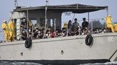 Setibanya di Pulau Sebaru kecil, para WNI langsung menjalani tes kesehatan. Pemeriksaan terhadap ratusan WNI ABK Kapal World Dream itu merupakan lanjutan dari pemeriksaan kesehatan selama dalam perjalanan di KRI Soeharso. (ANTARA FOTO/Akbar Nugroho Gumay/wsj).