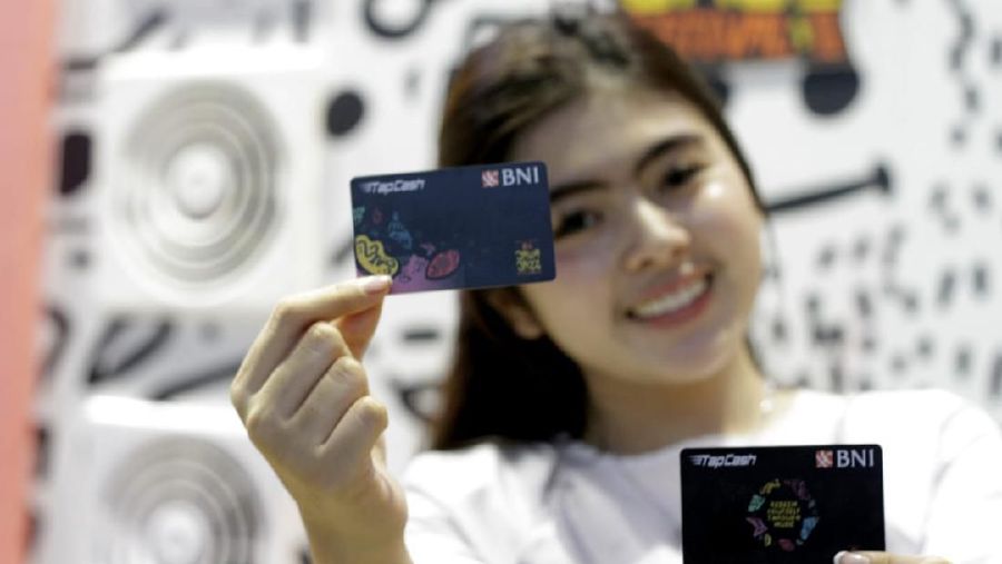 Pengunjung BNI Java Jazz Festival 2020 sedang melakukan pembukaan rekening menggunakan fasilitas BNI Sonic di Jakarta,