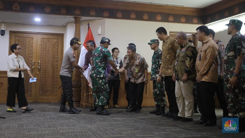 Pemerintah memberangkatakan tim evakuasi untuk memulangkan 68 Warga Negara Indonesia (WNI) dari total 70 WNI yang berada di kapal pesiar Diamond Princess.