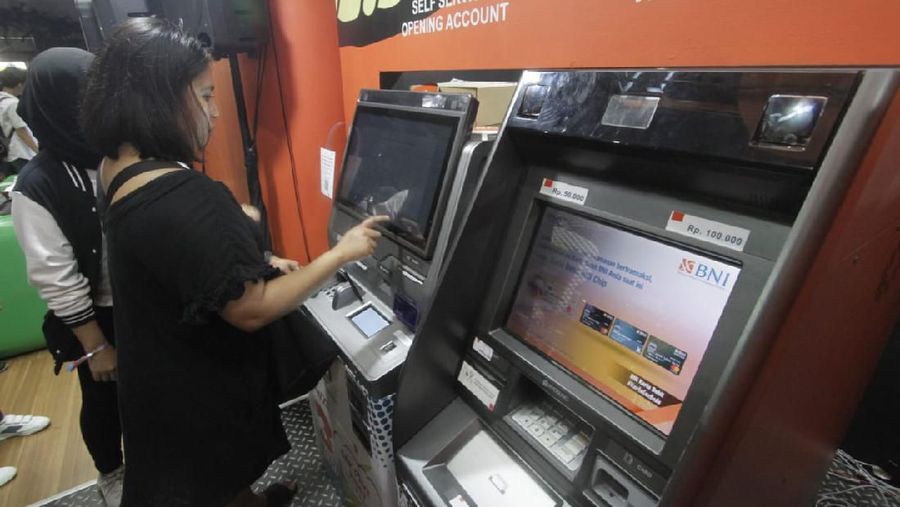 Pengunjung BNI Java Jazz Festival 2020 sedang melakukan pembukaan rekening menggunakan fasilitas BNI Sonic di Jakarta,
