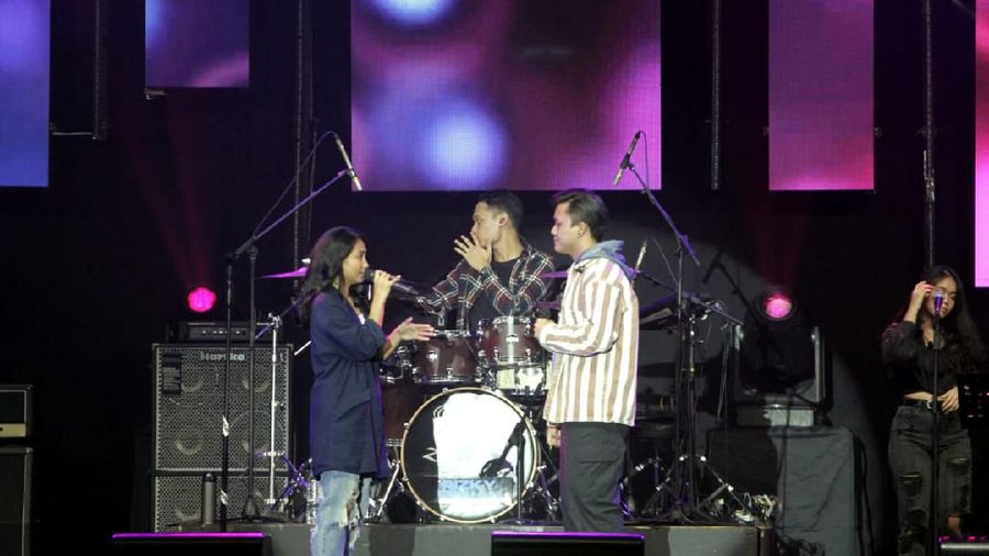 Pengunjung BNI Java Jazz Festival 2020 sedang melakukan pembukaan rekening menggunakan fasilitas BNI Sonic di Jakarta,