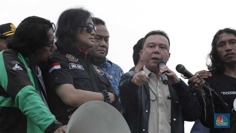 Dua Wakil Ketua DPR RI, Sufmi Dasco Ahmad dan Rachmat Gobel menemui massa ojek online yang berunjuk rasa di depan gedung parlemen.  (CNBC Indonesia/Tri Susilo)