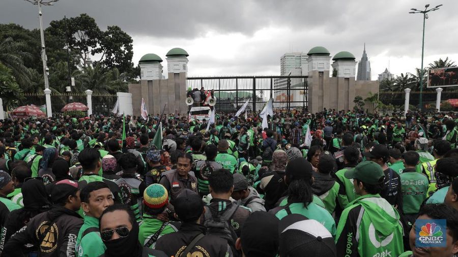 Para driver ojek online menggelar aksi unjuk rasa di depan Gedung DPR RI pada hari ini, Jumat (28/2/2020).