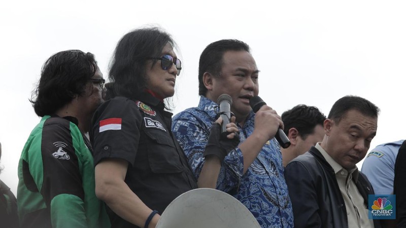 Mereka memprotes usulan anggota DPR yang ingin ojol tidak mengangkut penumpang, melainkan hanya mengangkut barang.