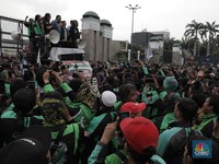 Wakil Ketua DPR Temui Ribuan Pedemo Ojol di Depan DPR