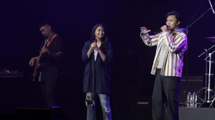 Pengunjung BNI Java Jazz Festival 2020 sedang melakukan pembukaan rekening menggunakan fasilitas BNI Sonic di Jakarta,