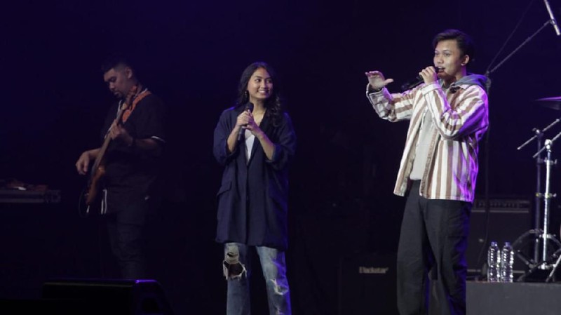 Pengunjung BNI Java Jazz Festival 2020 sedang melakukan pembukaan rekening menggunakan fasilitas BNI Sonic di Jakarta,