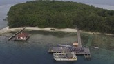 Foto aerial WNI ABK World Dream berjalan setibanya di Pulau Sebaru Kecil untuk menjalani observasi di Kepulauan Seribu, Jakarta, Jumat (28/2). (ANTARA FOTO/Akbar Nugroho Gumay/wsj)