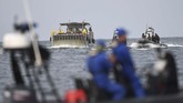 188 WNI ABK World Dream yang akan diobservasi di Pulau Sebaru Kecil, Kepulauan Seribu, Jakarta, terdiri dari 172 laki-laki dan 16 perempuan. Mereka semuanya dinyatakan negatif virus corona. (ANTARA FOTO/Akbar Nugroho Gumay/nz)