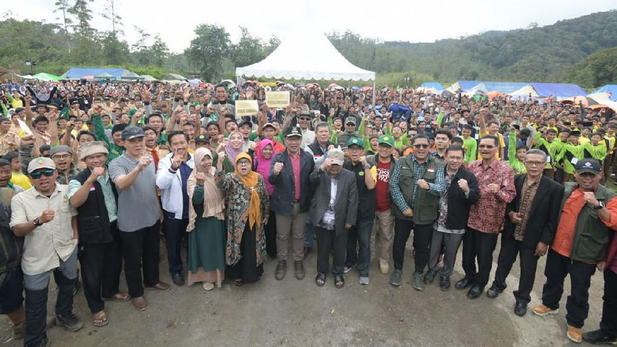 Ridwan Kamil Gandeng Santri dalam Penanaman 50 Juta Bibit Pohon di Jabar