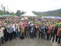 Ridwan Kamil Bareng Santri Tanam 50 Juta Bibit Pohon di Jabar