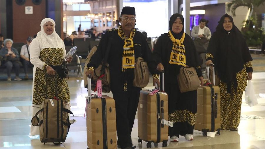 Jamah haji asal Indonesia batal menunaikan ibadah haji karena virus corona. (AP/Tatan Syuflana)