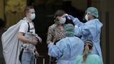 Akibatnya, hotel tersebut diisolasi dan membuat ratusan pengunjung lainnya terjebak di dalamnya. (AP Photo/Joan Mateu)