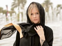 Wabah Corona, Avril Lavigne Batal Manggung di Asia