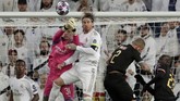 Kiper Man City, Ederson membuat penyelamatan pada laga lawan Real Madrid. Man City menang 2-1 pada laga leg pertama babak 16 besar Liga Champions ini. (AP Photo/Bernat Armangue)