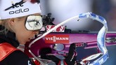 Atlet Norwegia, Ingrid Landmark Tandrevold tengah pemanasan jelang tampil di Biathlon World Championship di Antholz, Italia. Biathlon mempertandingkan menembak dan ski. (AP Photo/Matthias Schrader)