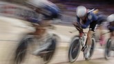 Tim Amerika Serikat saat tampil di final nomor Team Pursuit pada UCI Track cycling World Championship di Berlin, 27 Februari. (Photo by Odd ANDERSEN / AFP)