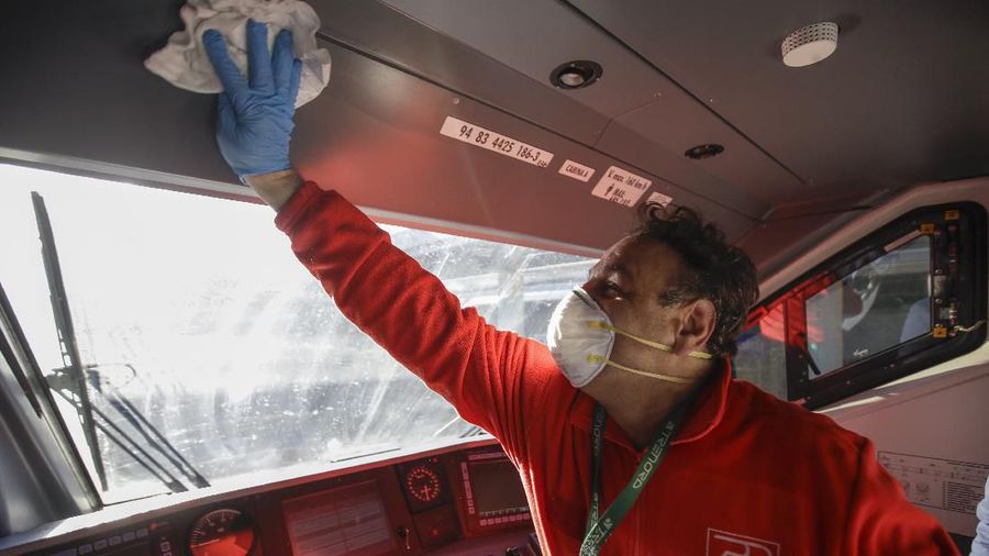Penyebaran virus corona akan menyebabkan perekonomian dunia melambat. Indonesia juga pasti akan merasakannya.