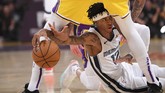 Ja Morant dari Memphis Grizzlies berusaha memenangkan perebutan bola melawan Anthony Davis (LA Lakers) dalam laga NBA. (AP Photo/Mark J. Terrill)
