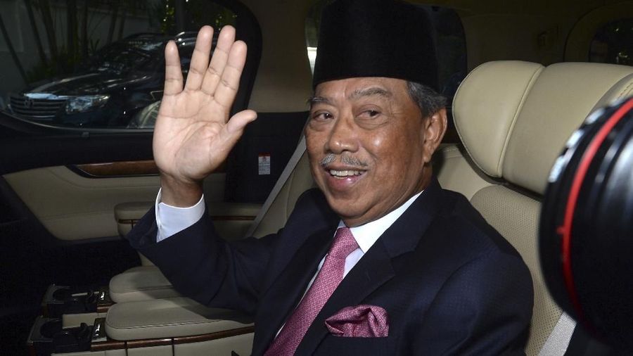 Muhyiddin dan Mahathir sama-sama berasal dari Partai Bersatu. Akan tetapi Mahathir kurang sependapat karena Muhyiddin mau berkoalisi dengan partai oposisi.