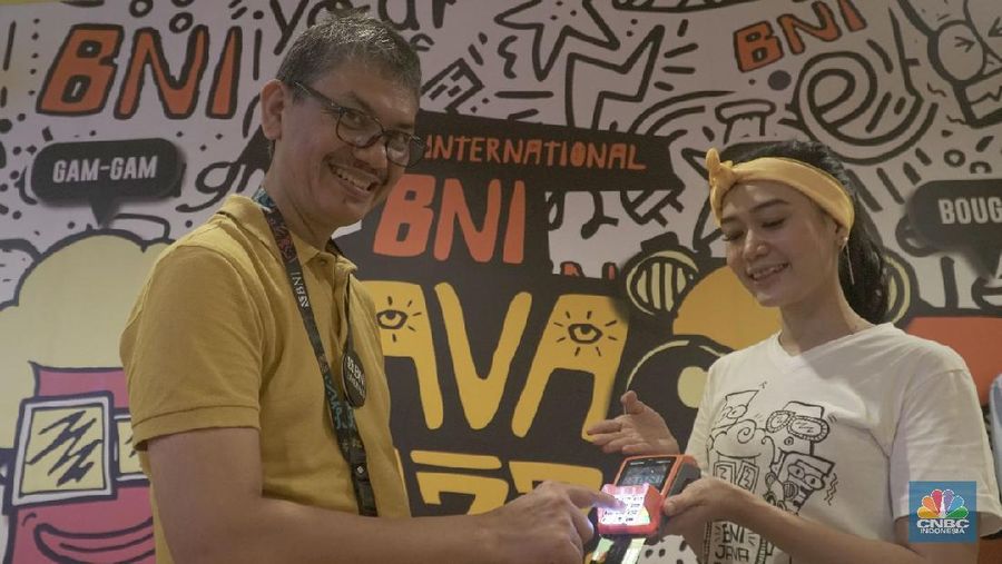 Simak penjelasan Pemimpin Divisi Wealth Management BNI Irwan Gurning di sela acara BNI Java Jazz Festival 2020, JIEXPO Kemayoran, Jakarta, Minggu (1/3/2020).