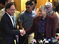 Anwar Ibrahim Klaim Jadi PM Malaysia, Didukung Mahathir?