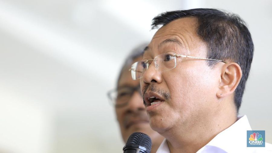 Menteri Kesehatan Terawan Agus Putranto memberikan keterangan pers usai mengunjungi dua warga negara Indonesia (WNI) yang positif virus corona (Covid-19) di Rumah Sakit Penyakit Infeksi Prof. Dr. Sulianti Saroso, Jakarta Utara, Senin (2/3/2020). (CNBC Indonesia/Andrean Kristianto)