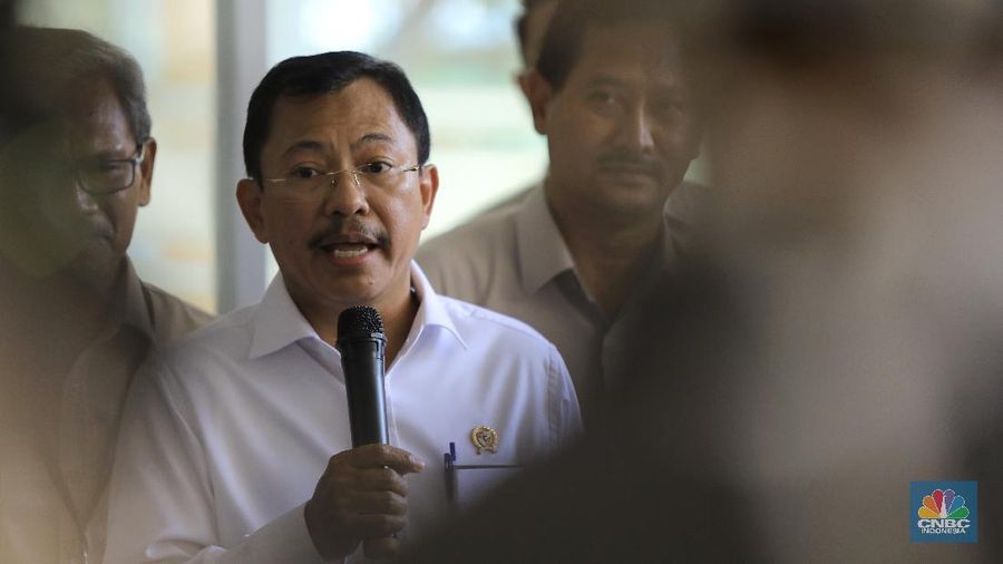 Menteri Kesehatan Terawan Agus Putranto memberikan keterangan pers usai mengunjungi dua warga negara Indonesia (WNI) yang positif virus corona (Covid-19)  di Rumah Sakit Penyakit Infeksi Prof. Dr. Sulianti Saroso, Jakarta Utara, Senin (2/3/2020). (CNBC Indonesia/Andrean Kristianto)