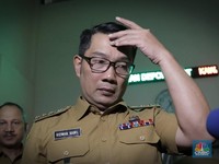 Kang Emil Cek Stadion Candrabaga Bekasi Pagi Ini, Tes Corona?