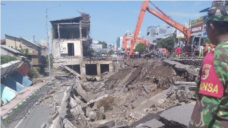 Ada retakan sepanjang 100 meter sebelum 9 ruko di Jember ambruk, berikut berita foto yang berhasil dirangkum.